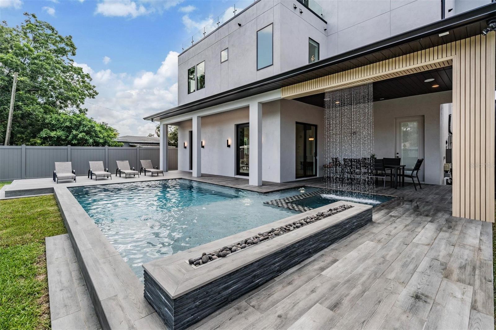 SUBURB ROYAL - Residential