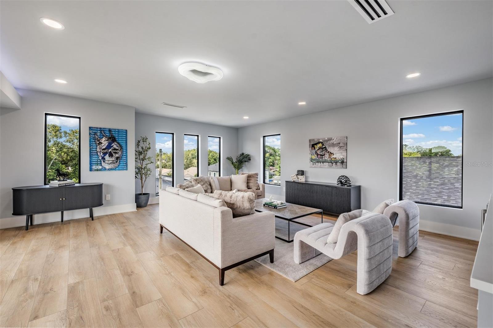 SUBURB ROYAL - Residential