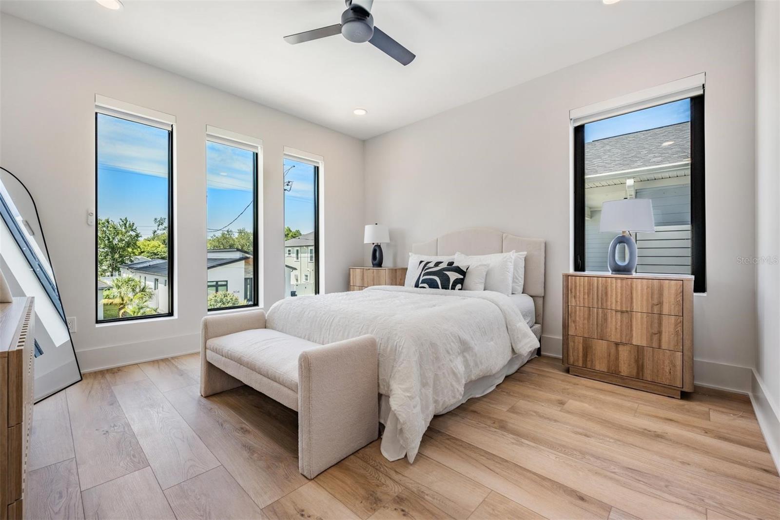 SUBURB ROYAL - Residential