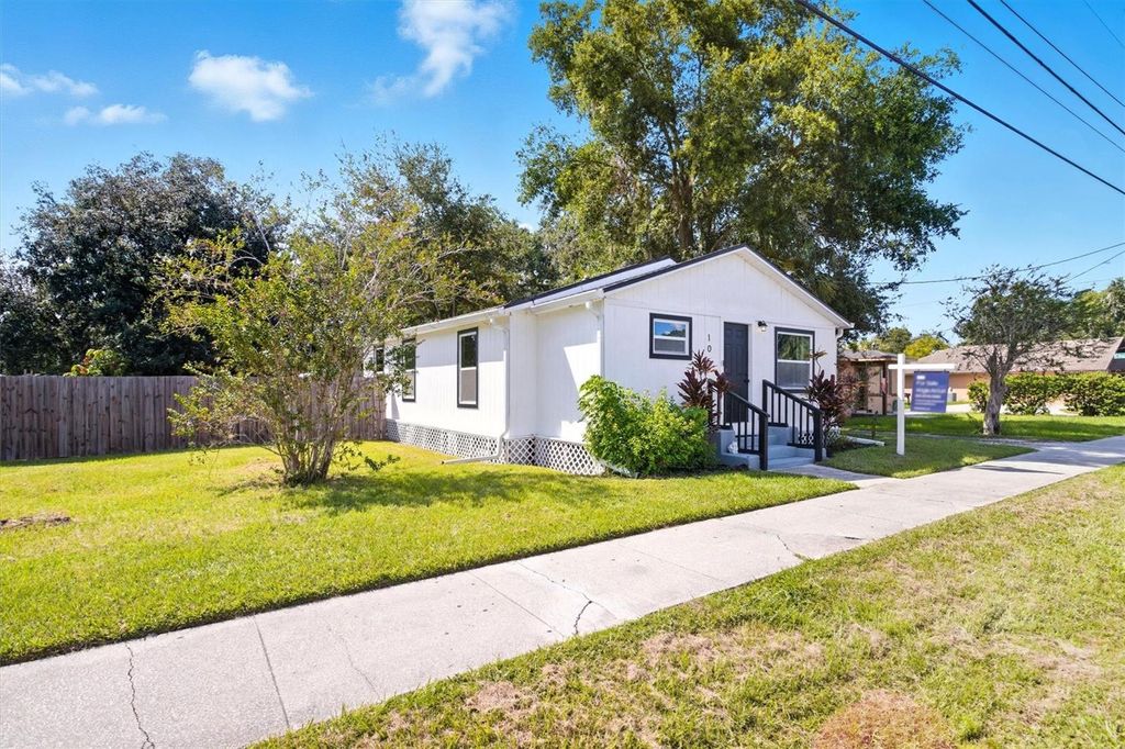 Photo of 105 S Maryland Avenue, Plant City, FL 33563 (MLS # TB8417152)