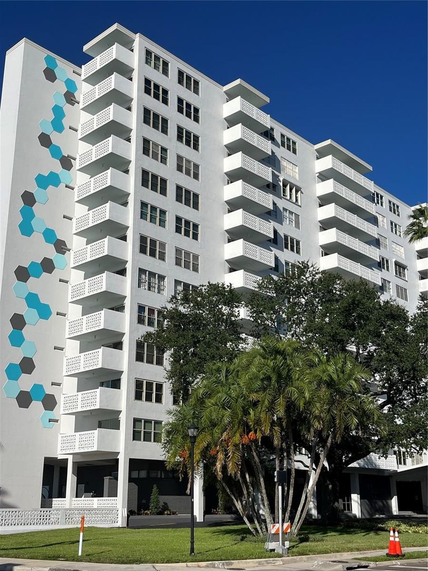 Enjoy the waterfront living on Bayshore Blvd with spectacular views of Hillsborough Bay!  This is a beautiful one bedroom, one bath condo located at Harbour House. This picturesque unit has hardwood flooring thru out. It has an attractive open kitchen with large bar area, granite countertops, stainless steel appliances.  The bedroom boast a alcove area for desk or seating area and 2 large closets.  The bathroom has been fully remodeled with a granite shower enclosure. Harbour House amenities include a 24-hour doorman, a large pool, concierge package and delivery service, a social room, and a full-size event kitchen. Private parking space for your unit and plenty of visitor parking to accommodate everyone.   Close to everything  enjoy everything Hyde Park has to offer, restaurants, shopping, entertainment is right around the corner.  Easy access to downtown Tampa and the airport is just minutes away.