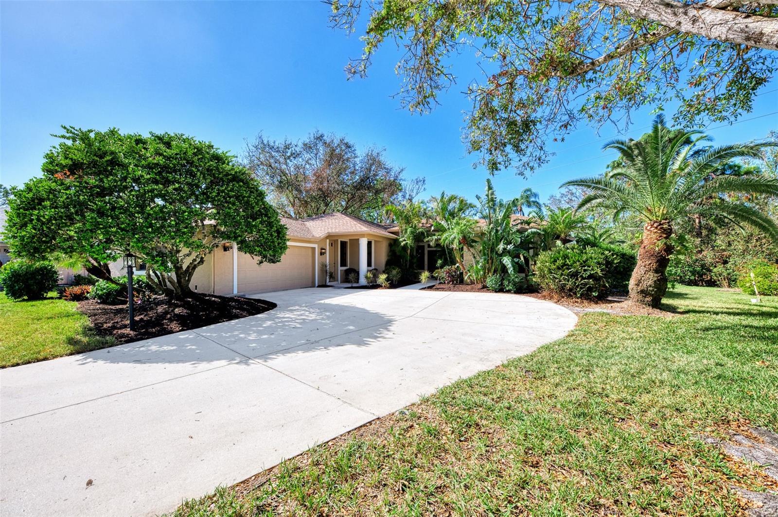 524 OAK BAY DRIVE
