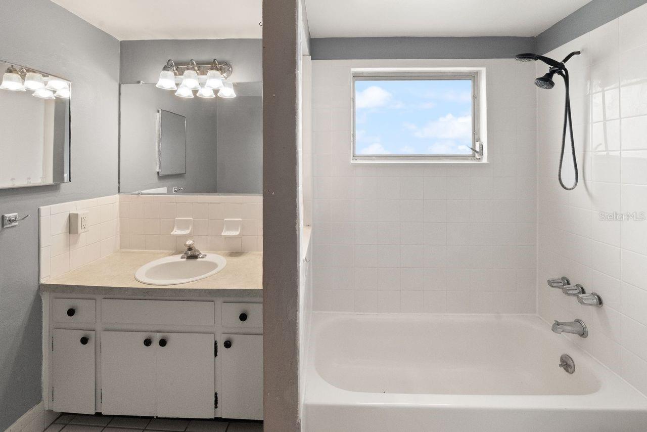 COLONIAL HILLS - Residential