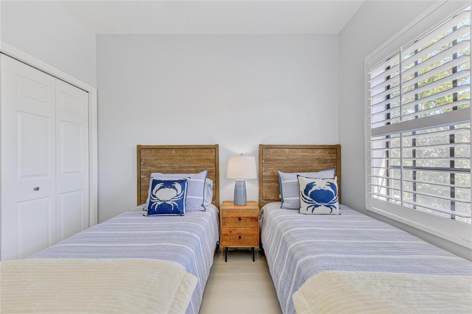 PALMA SOLA TRACE CONDO OR2185/736 - Residential