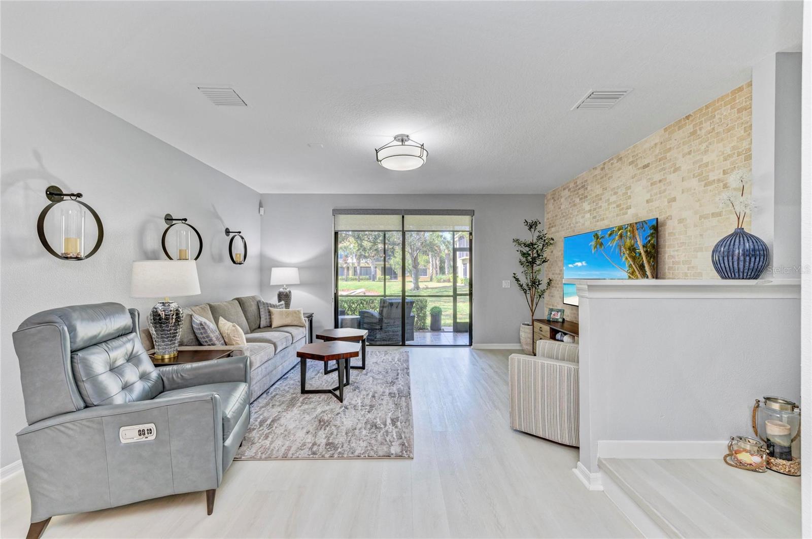 PALMA SOLA TRACE CONDO OR2185/736 - Residential