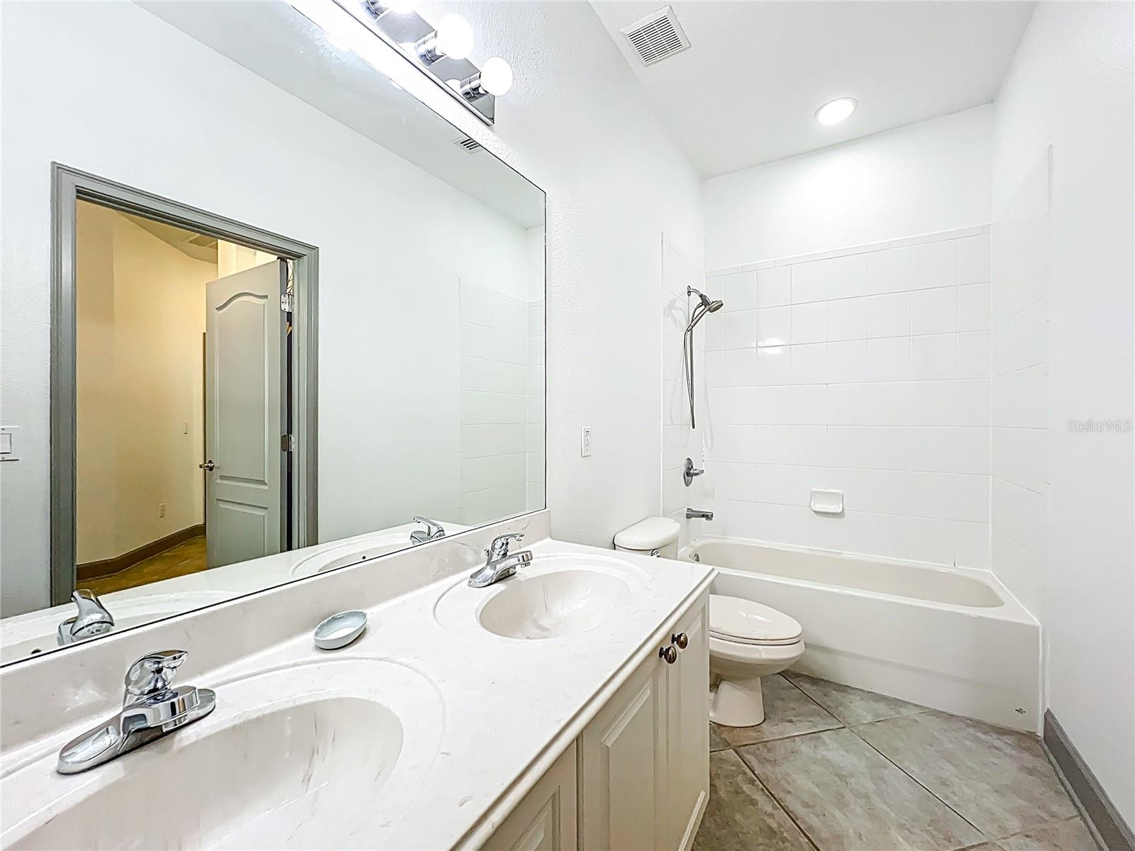 LAKES/WINDERMERE PH 04 - Residential