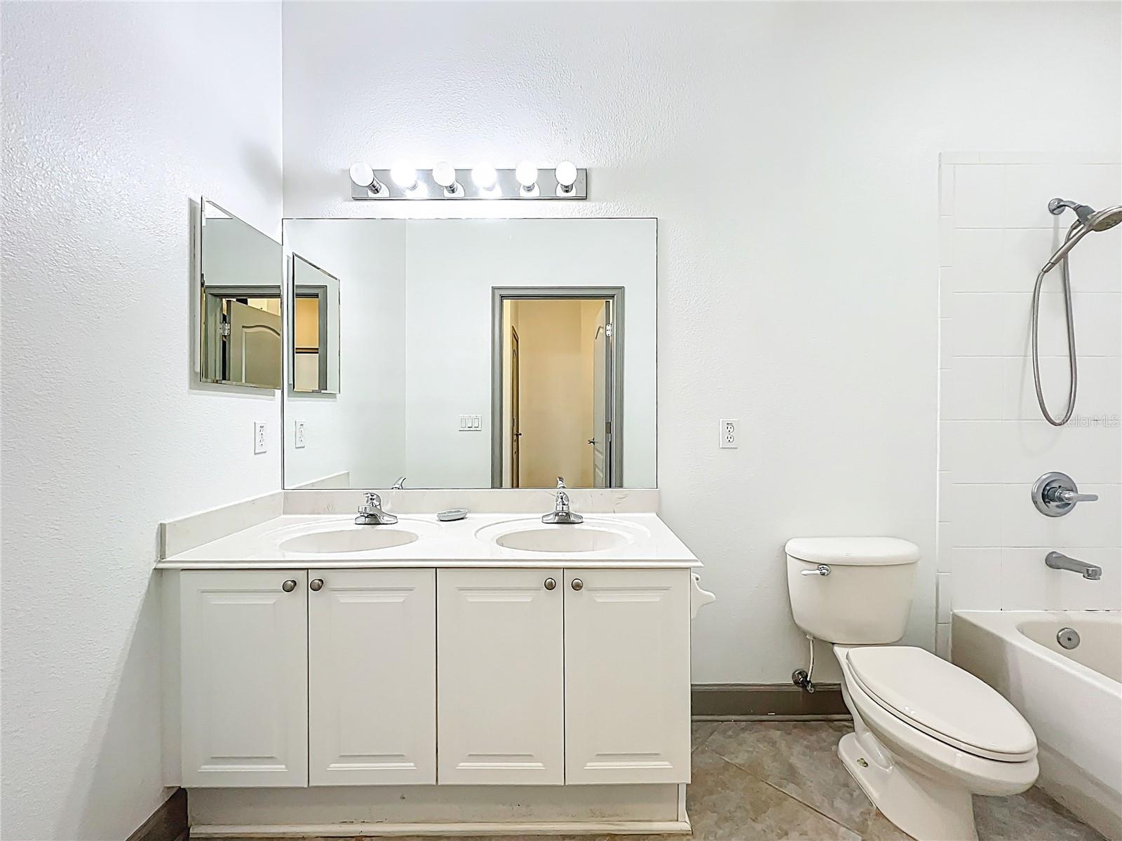 LAKES/WINDERMERE PH 04 - Residential