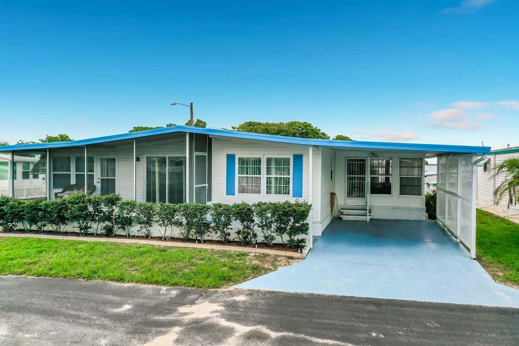 Photo of 176 Sunset Drive, Tavares, FL 32778 (MLS # G5115059)