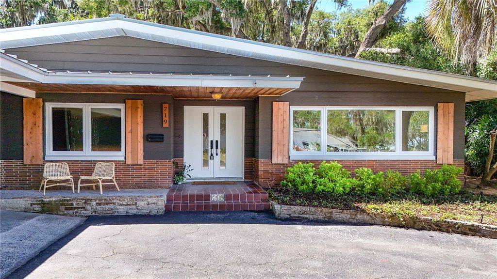 Photo of 719 W Nelson Street, Tavares, FL 32778 (MLS # G5111084)