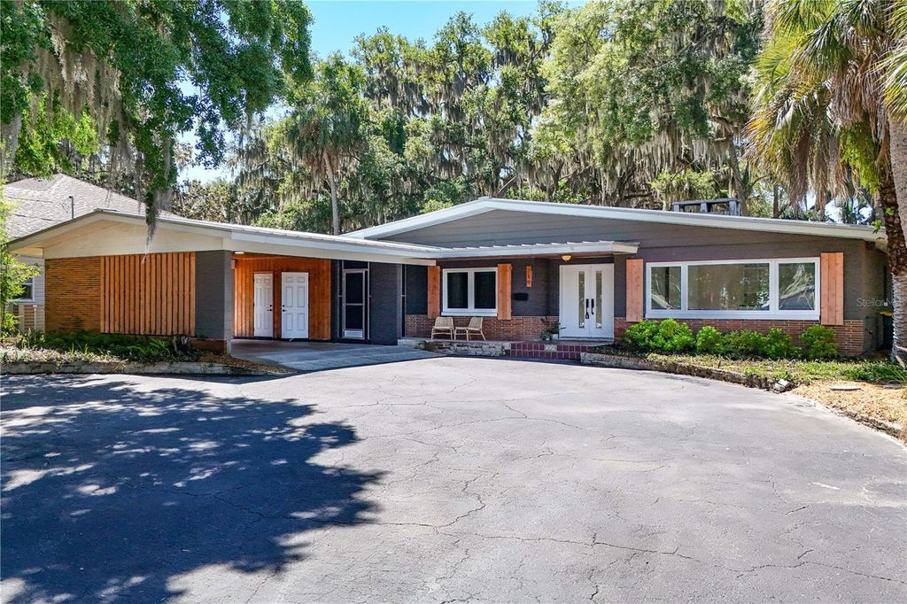 Photo of 719 W Nelson Street, Tavares, FL 32778 (MLS # G5111084)