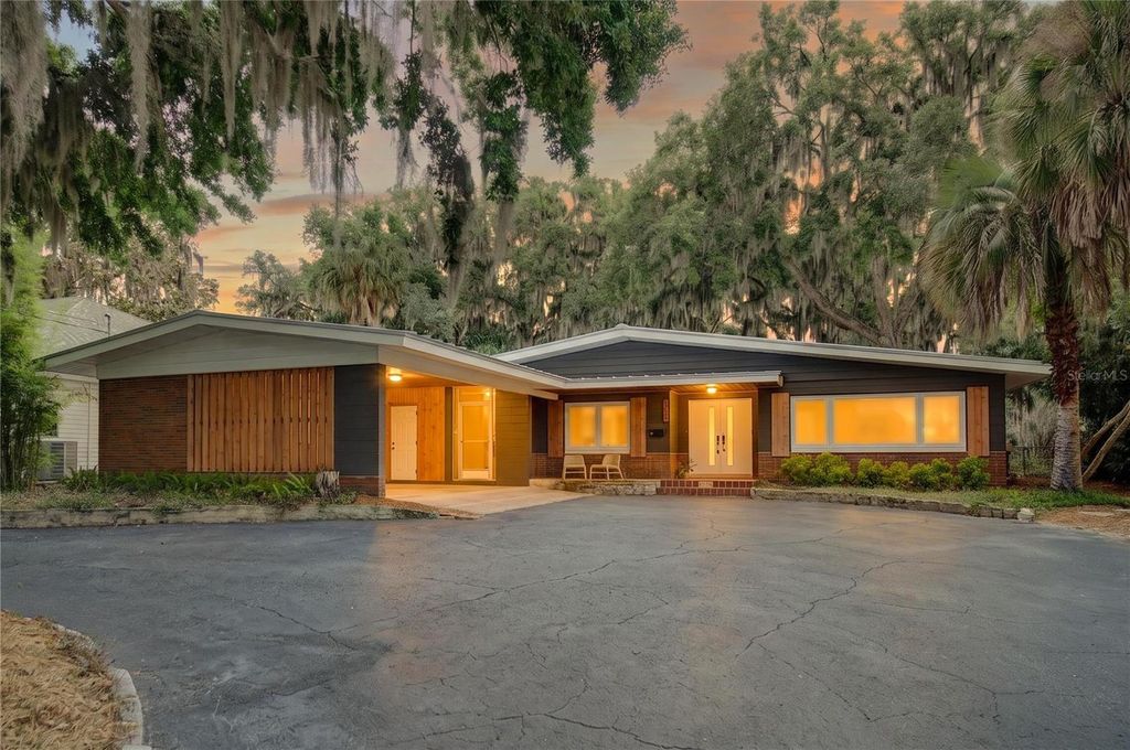 Photo of 719 W Nelson Street, Tavares, FL 32778 (MLS # G5111084)