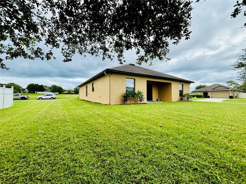 A home in TAVARES