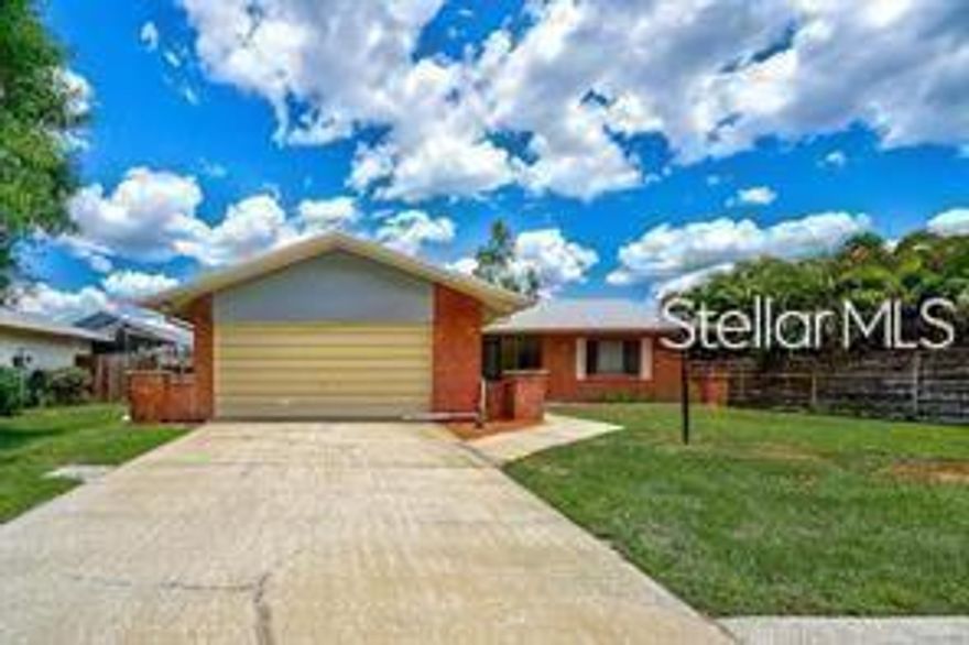 Sweet 3/2/ 2 car garage.  Very nice floor plan with extra features.  Close by schools, hospitals, Dining, 75 and shopping. Please call for details