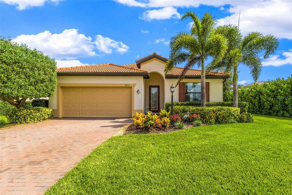 Photo of 10233 Loch Lomond Drive, Bradenton, FL 34211 (MLS # A4696390)
