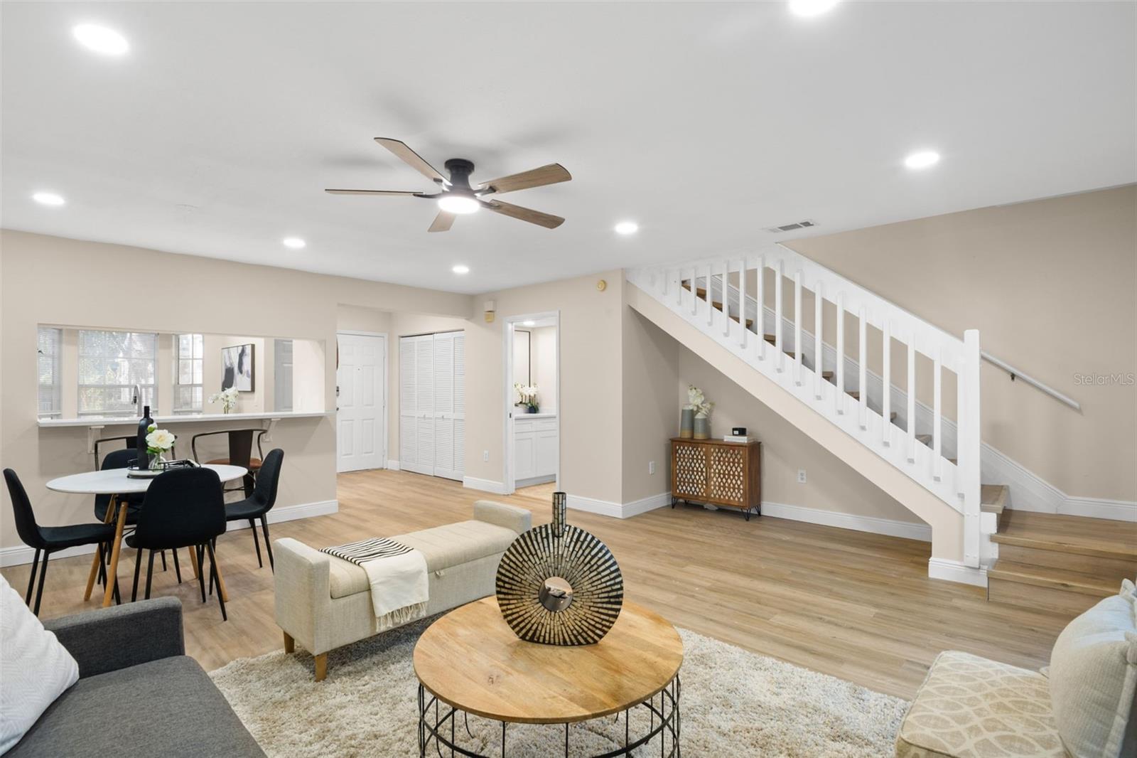 FOX LAKE TWNHMS - Residential