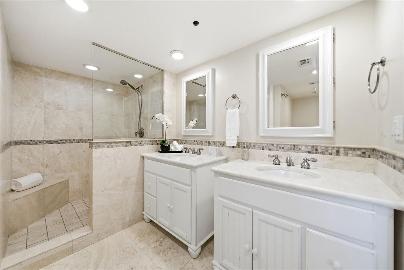 MOORINGS ON LAKE MAITLAND CONDO - Residential