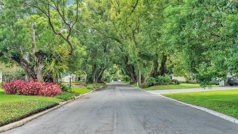 A home in LAKELAND