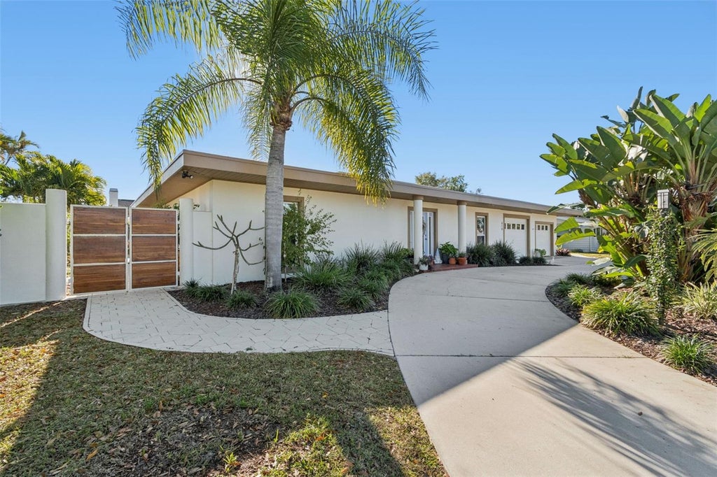 Photo of 618 Whitfield Avenue, Sarasota, FL 34243 (MLS # A4699069)