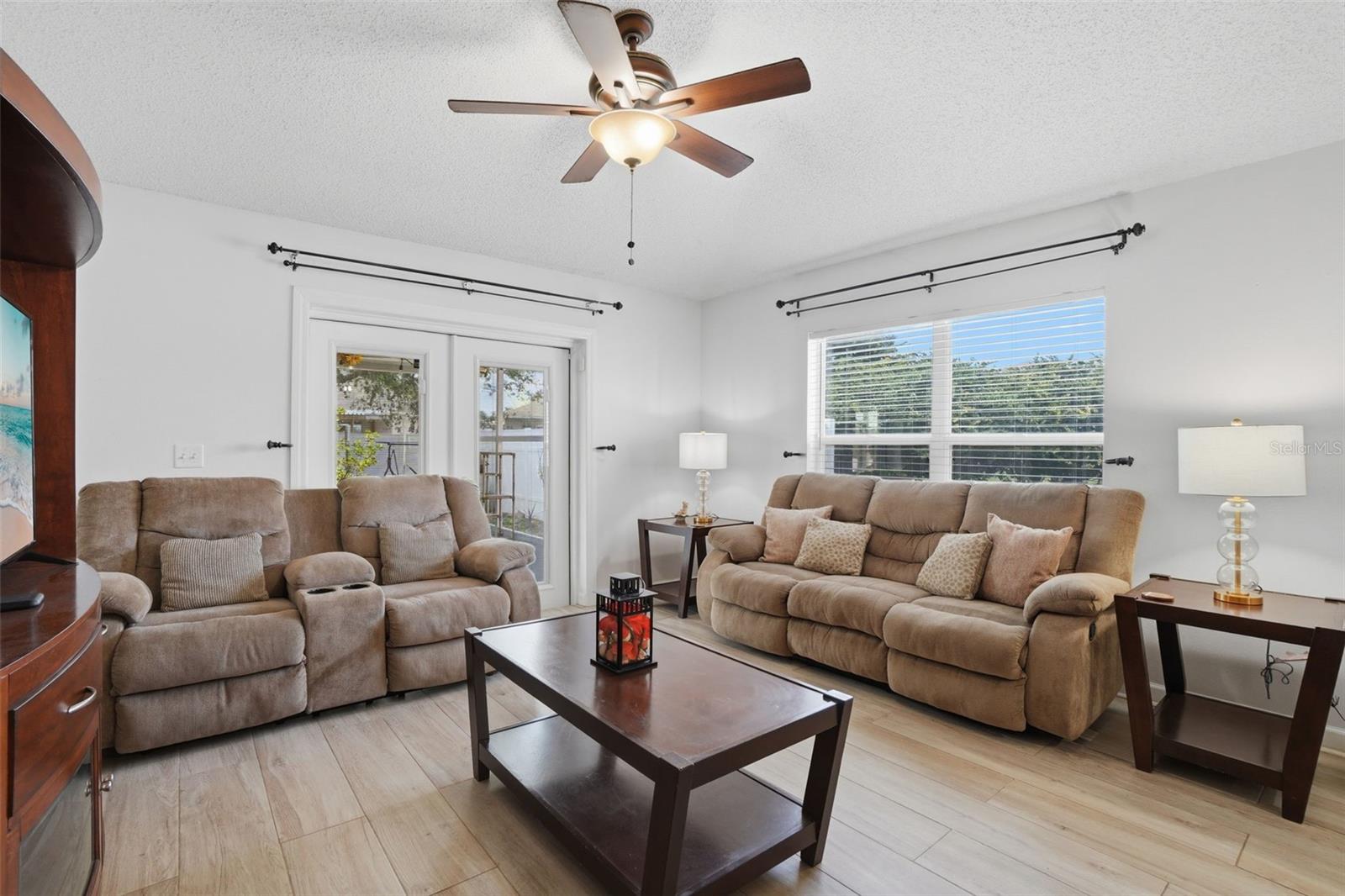 CORNER LAKE PH 01 49 49 - Residential