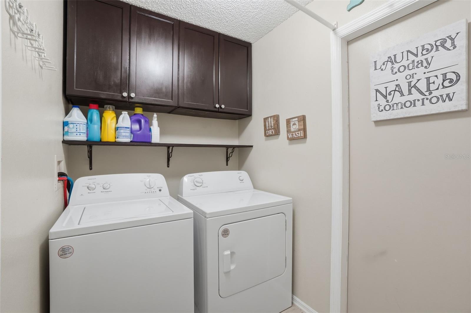 CORNER LAKE PH 01 49 49 - Residential