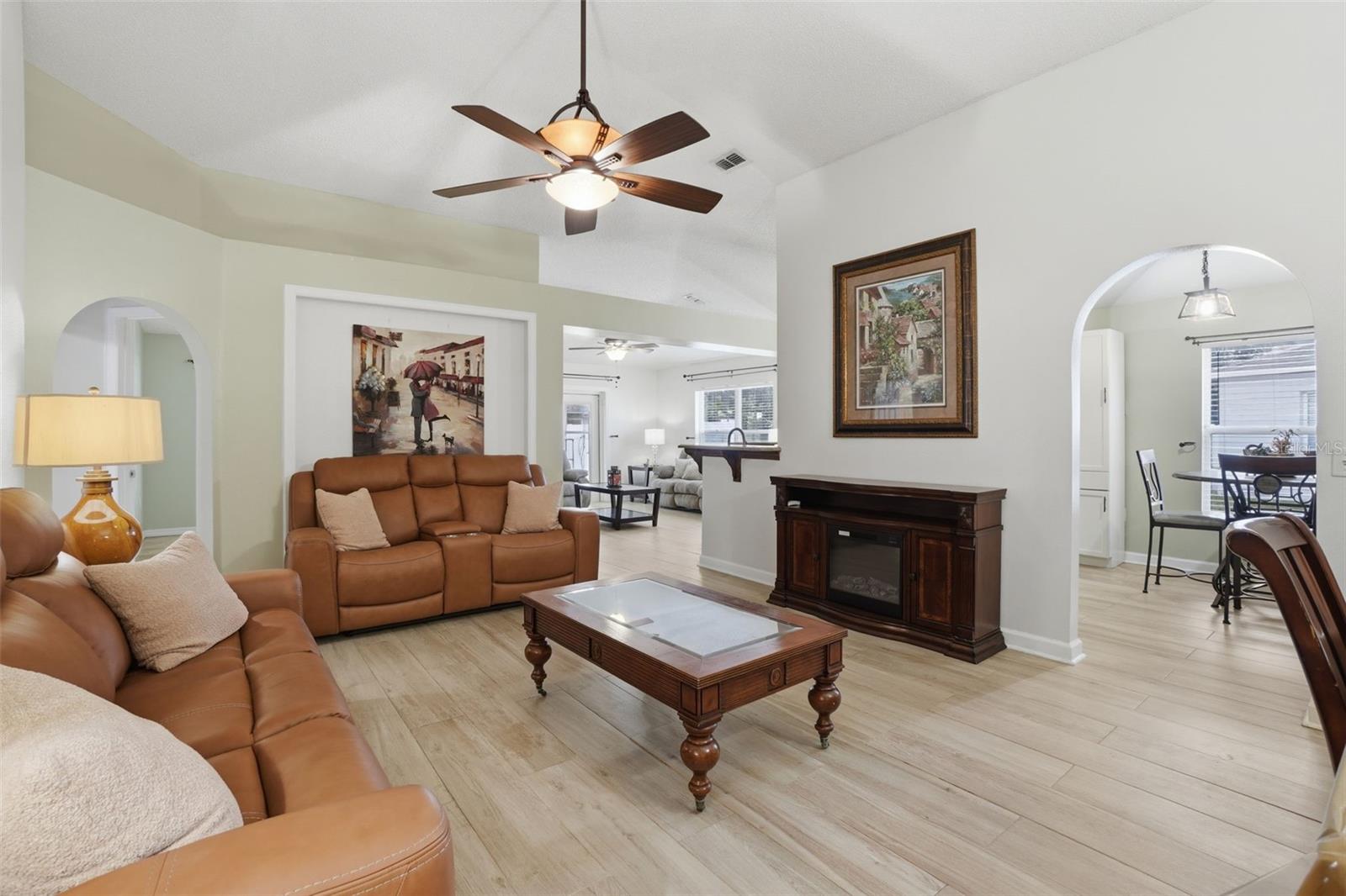 CORNER LAKE PH 01 49 49 - Residential