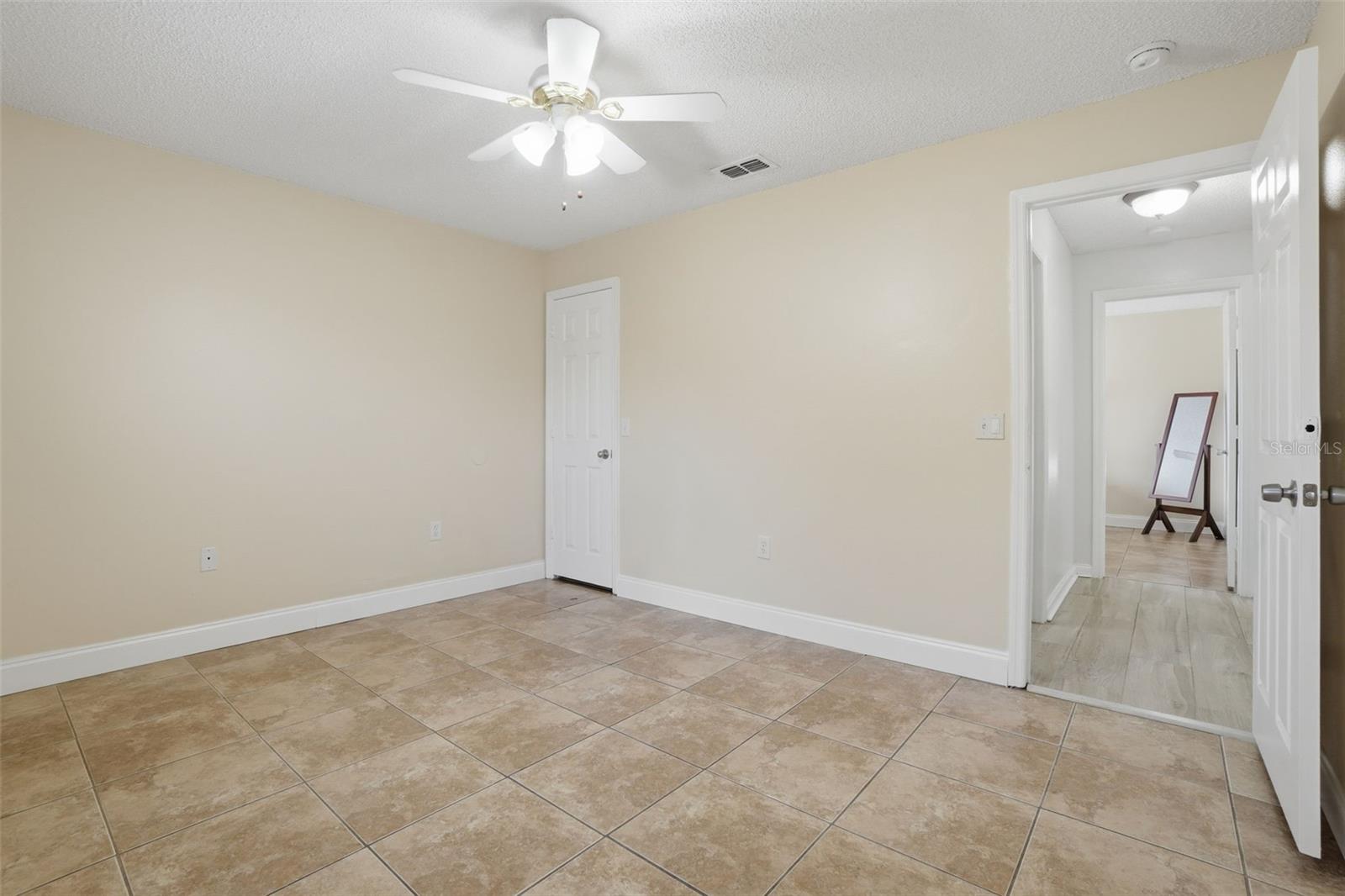 CORNER LAKE PH 01 49 49 - Residential