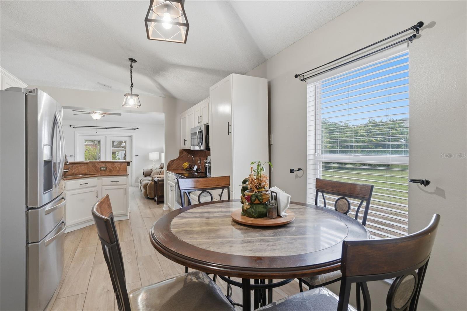 CORNER LAKE PH 01 49 49 - Residential