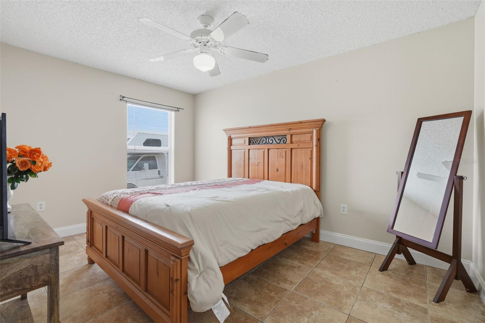 CORNER LAKE PH 01 49 49 - Residential