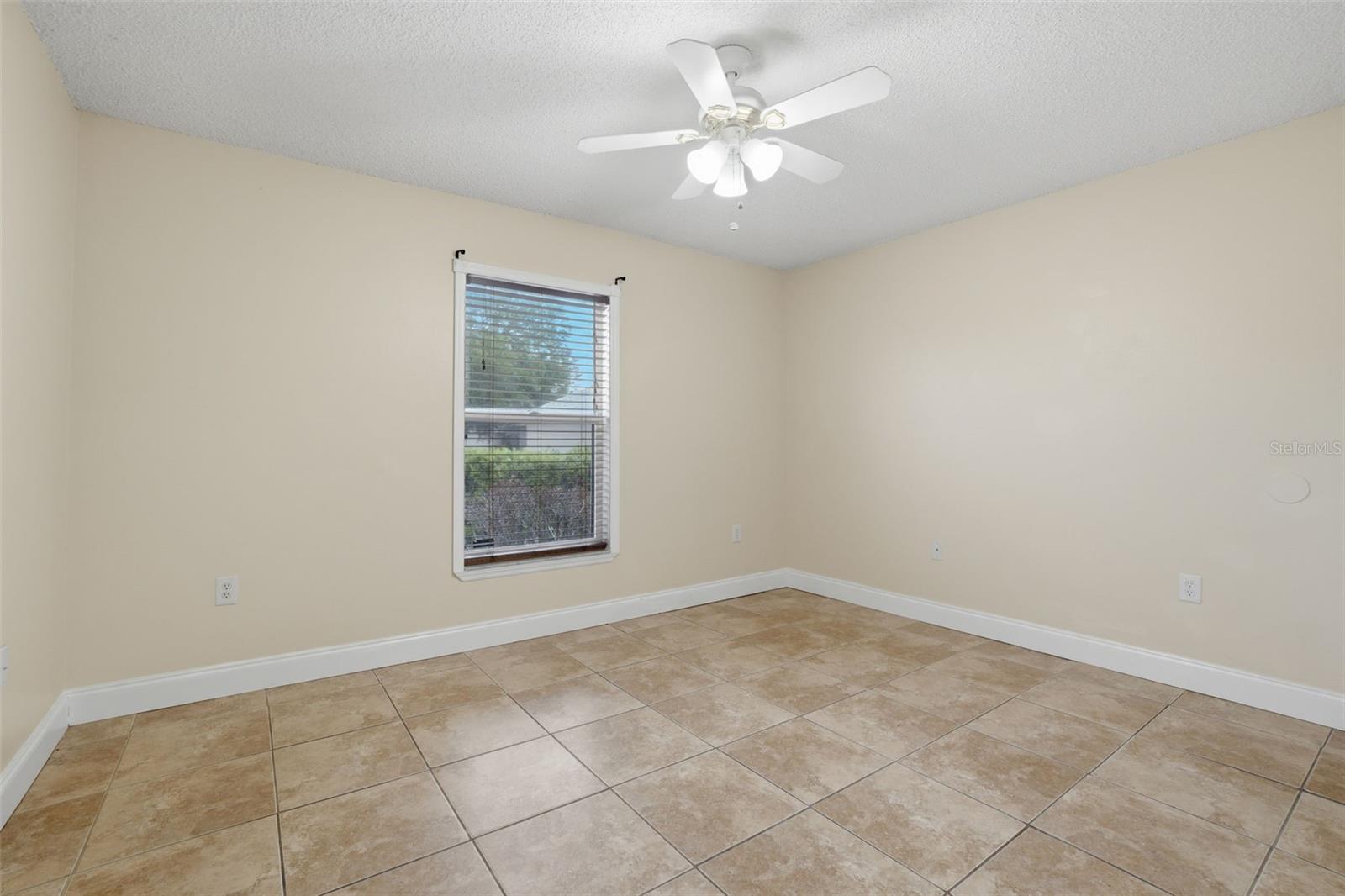 CORNER LAKE PH 01 49 49 - Residential