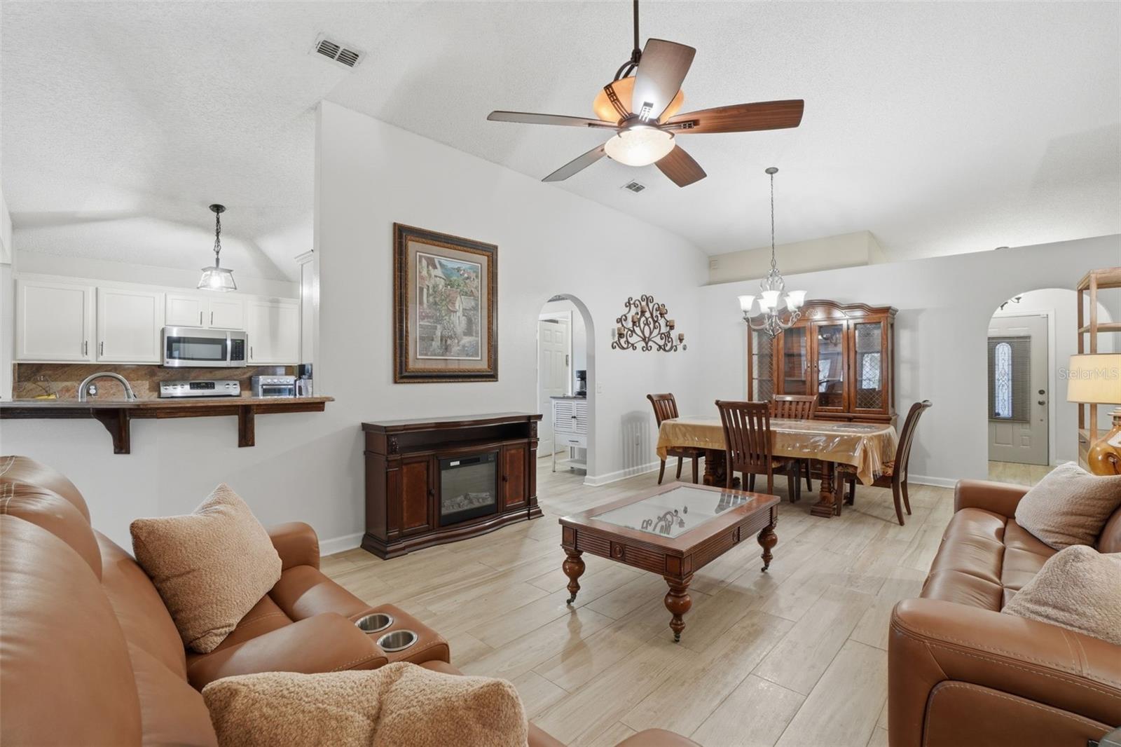 CORNER LAKE PH 01 49 49 - Residential