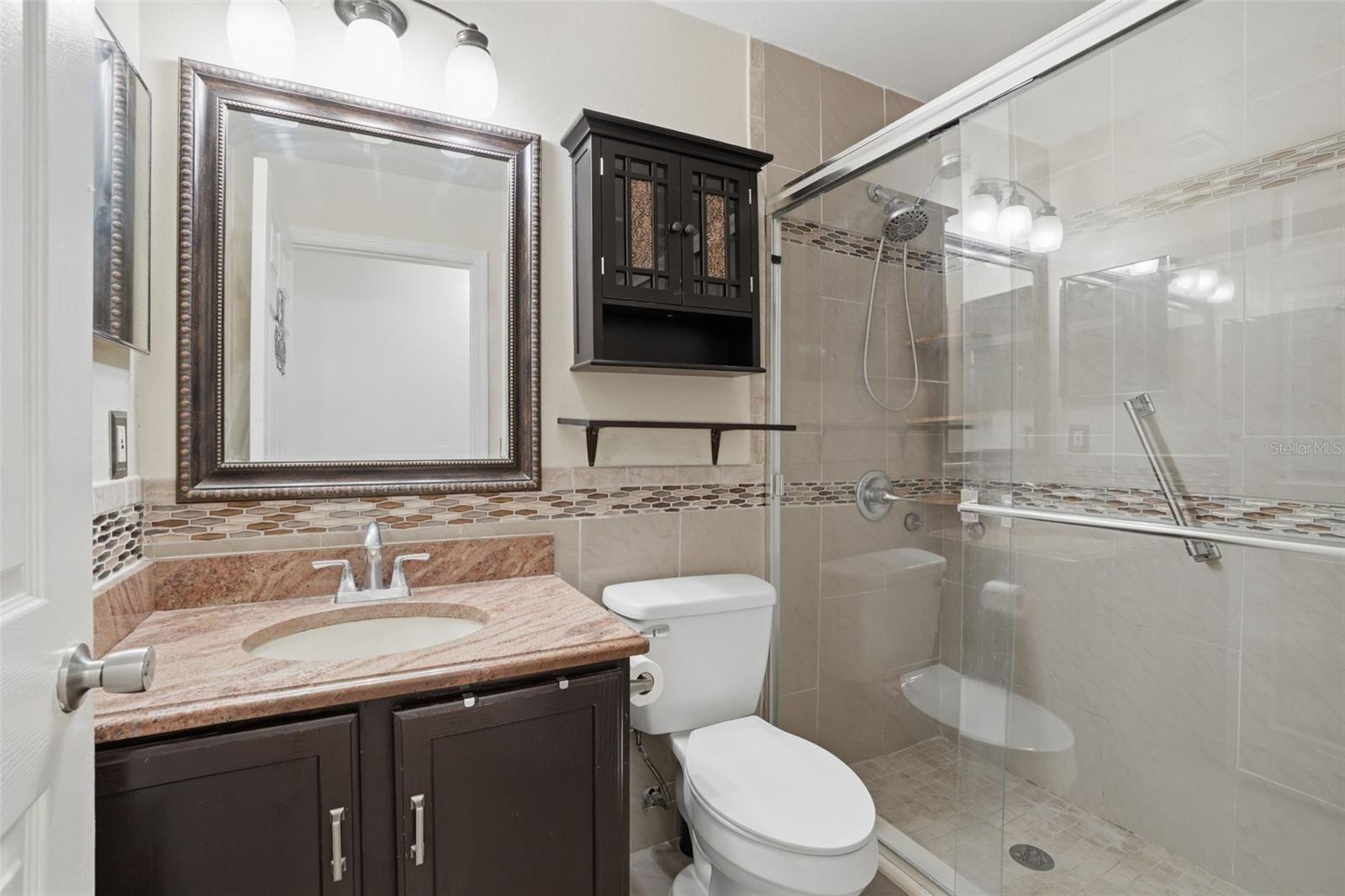 CORNER LAKE PH 01 49 49 - Residential