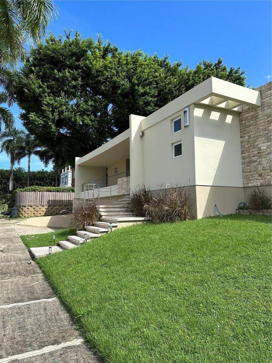 This beautiful residence on a gated street in San Patricio offers the perfect blend of comfort and functionality. Featuring 4 spacious bedrooms, an office/service room, and 3.5 bathrooms, it’s designed for modern living. The open-concept layout seamlessly connects the kitchen, dining, and family areas, creating a bright and welcoming space. The kitchen comes equipped with a gas stove, refrigerator, oven, and plenty of storage space. Outside, the home boasts a large patio, terrace, and pool. Conveniently located near major highways, shops, and schools, it’s a prime spot for easy living.