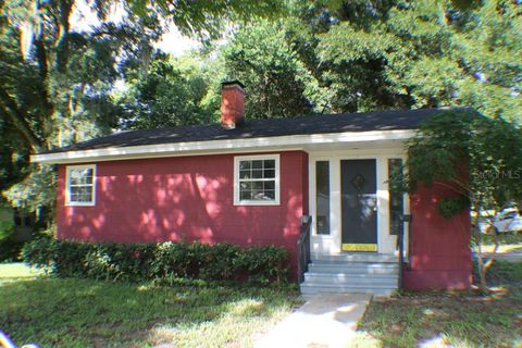 A home in DELAND