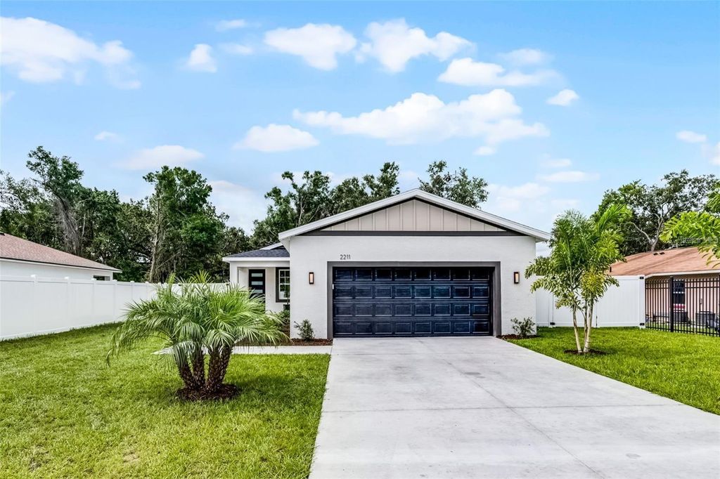 Photo of 2211 Simmons Avenue, Leesburg, FL 34748 (MLS # O6344885)