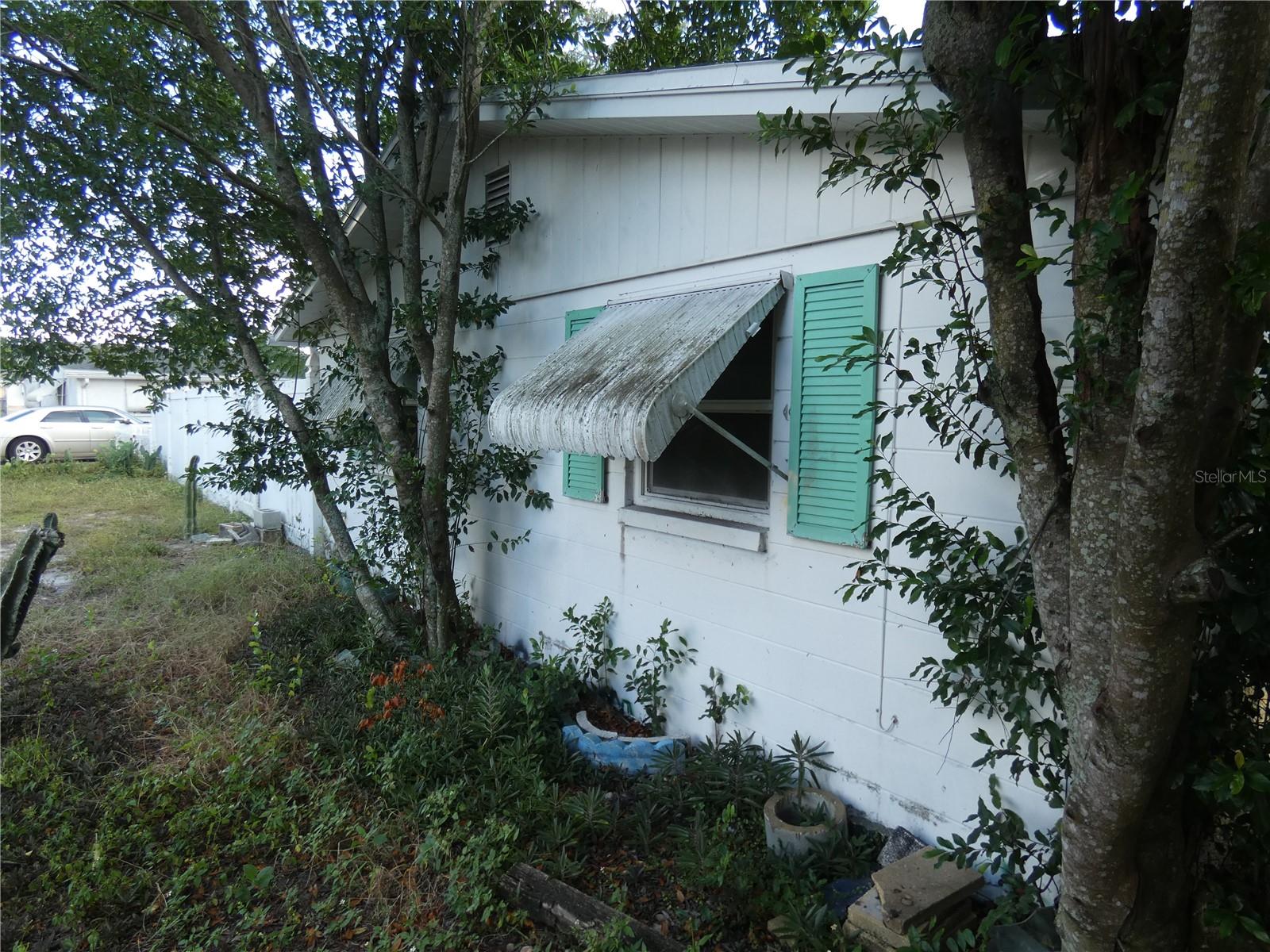 COLONIAL MANOR - Residential