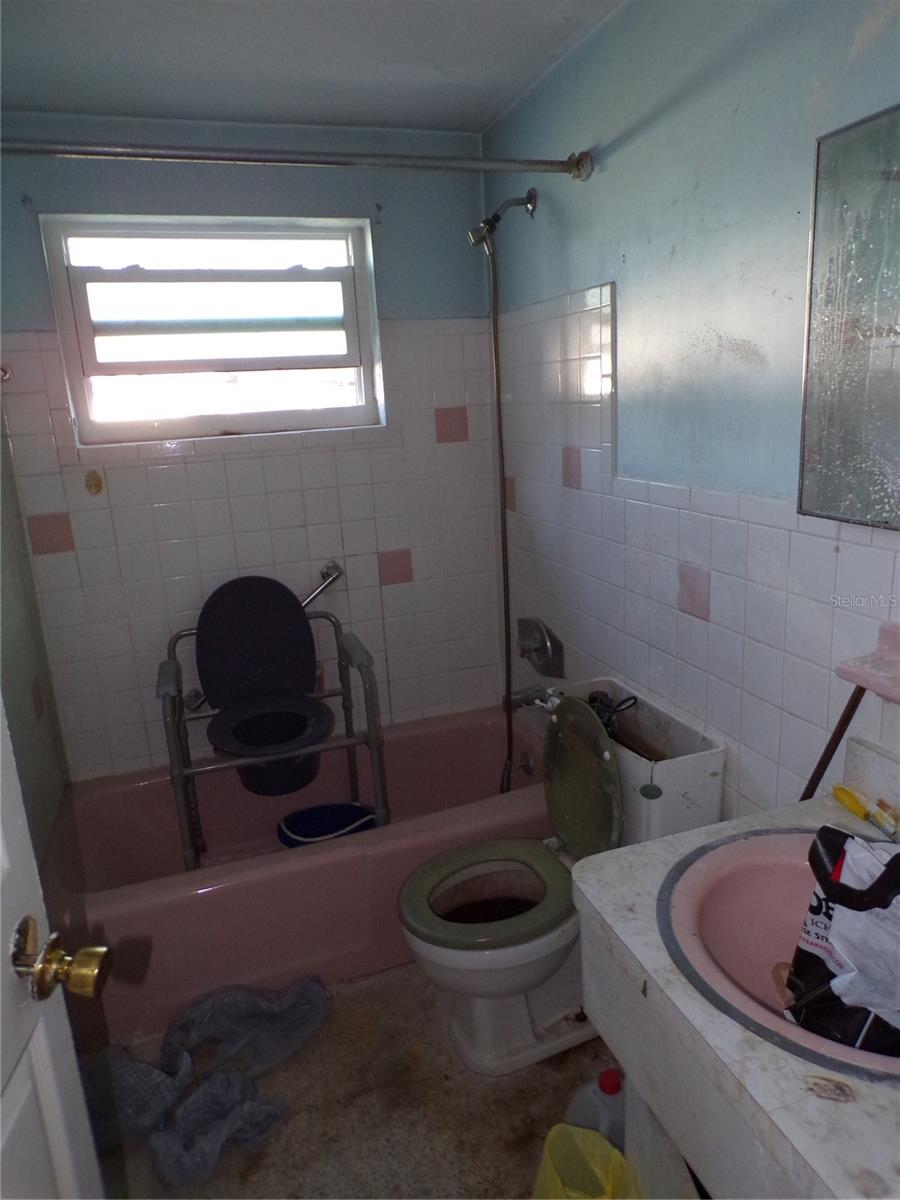 COLONIAL MANOR - Residential