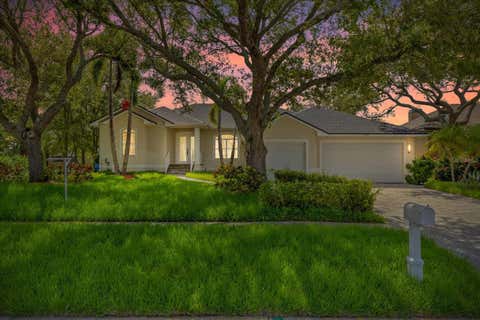 Photo of 2706 Skimmer Point Drive S, Gulfport, FL 33707 (MLS # TB8542125)