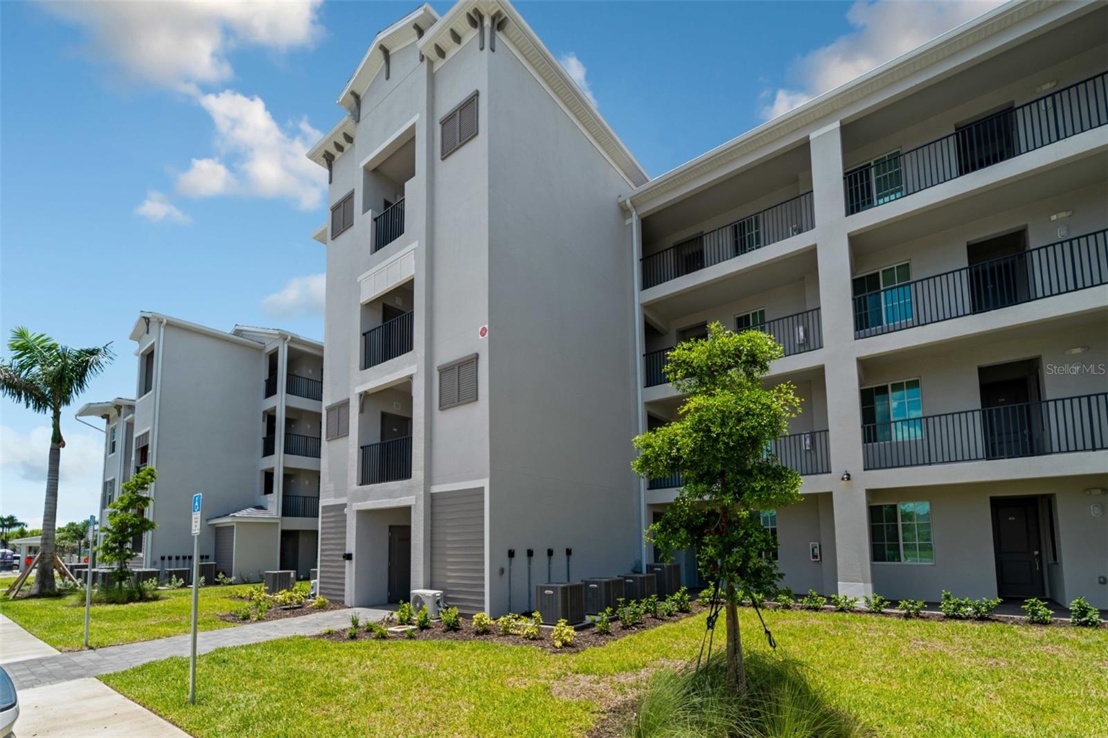 WELLEN PARK GOLF & COUNTRY CLUB - Residential Lease