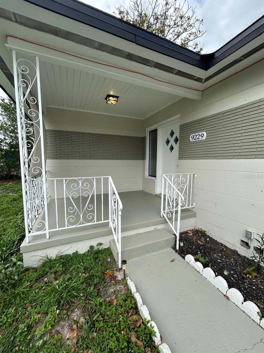 Photo of 9229 Overlook Drive, Tampa, FL 33617 (MLS # TB8516560)