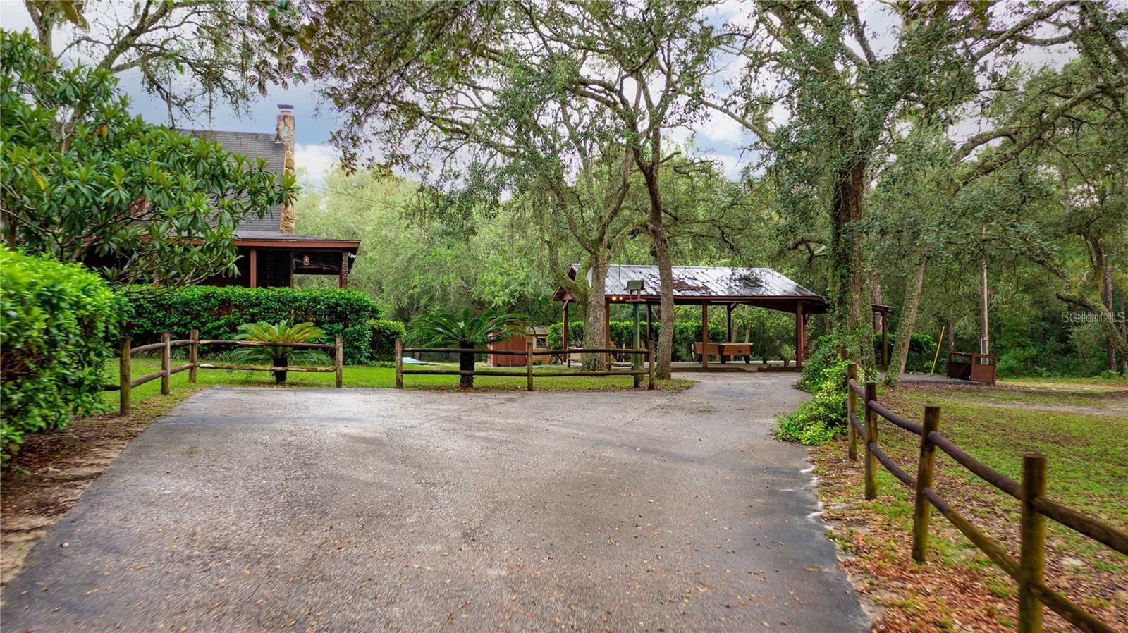 COUNTRY MANOR - Residential