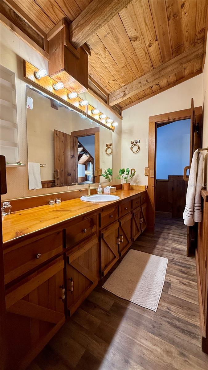 COUNTRY MANOR - Residential