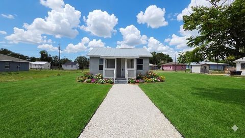 Photo of 513 Lincoln Avenue, Lake Wales, FL 33853 (MLS # O6414716)