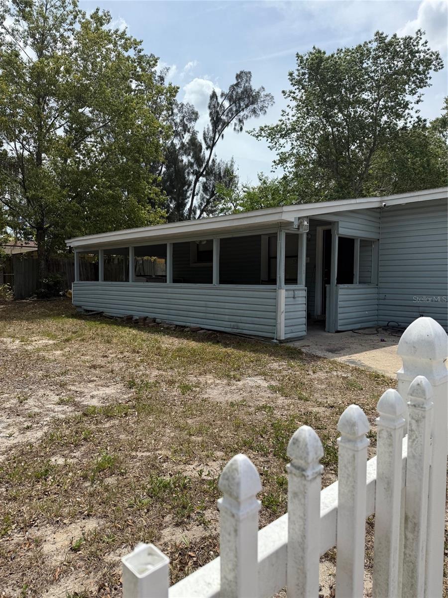 1238 LAKECREST DRIVE