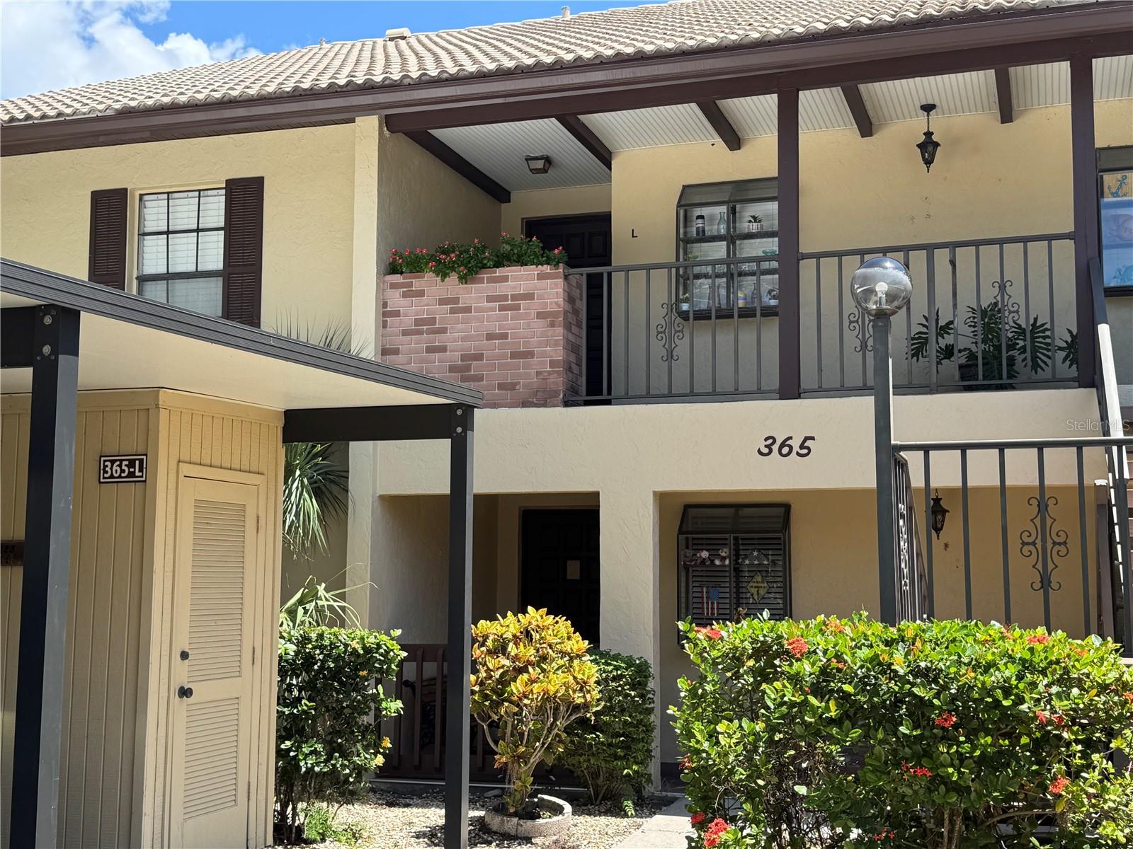 *** ShORT TERM RENTAL AVAILABLE - JANUARY 2026 ONLY *** - Beautiful and well maintained 2 bedroom 2 bathroom condo located in the heart of Venice. Minutes away from historic Venice Island, local beaches, shops and restaurants. Lease is subject to 13% Florida Lodging Tax.