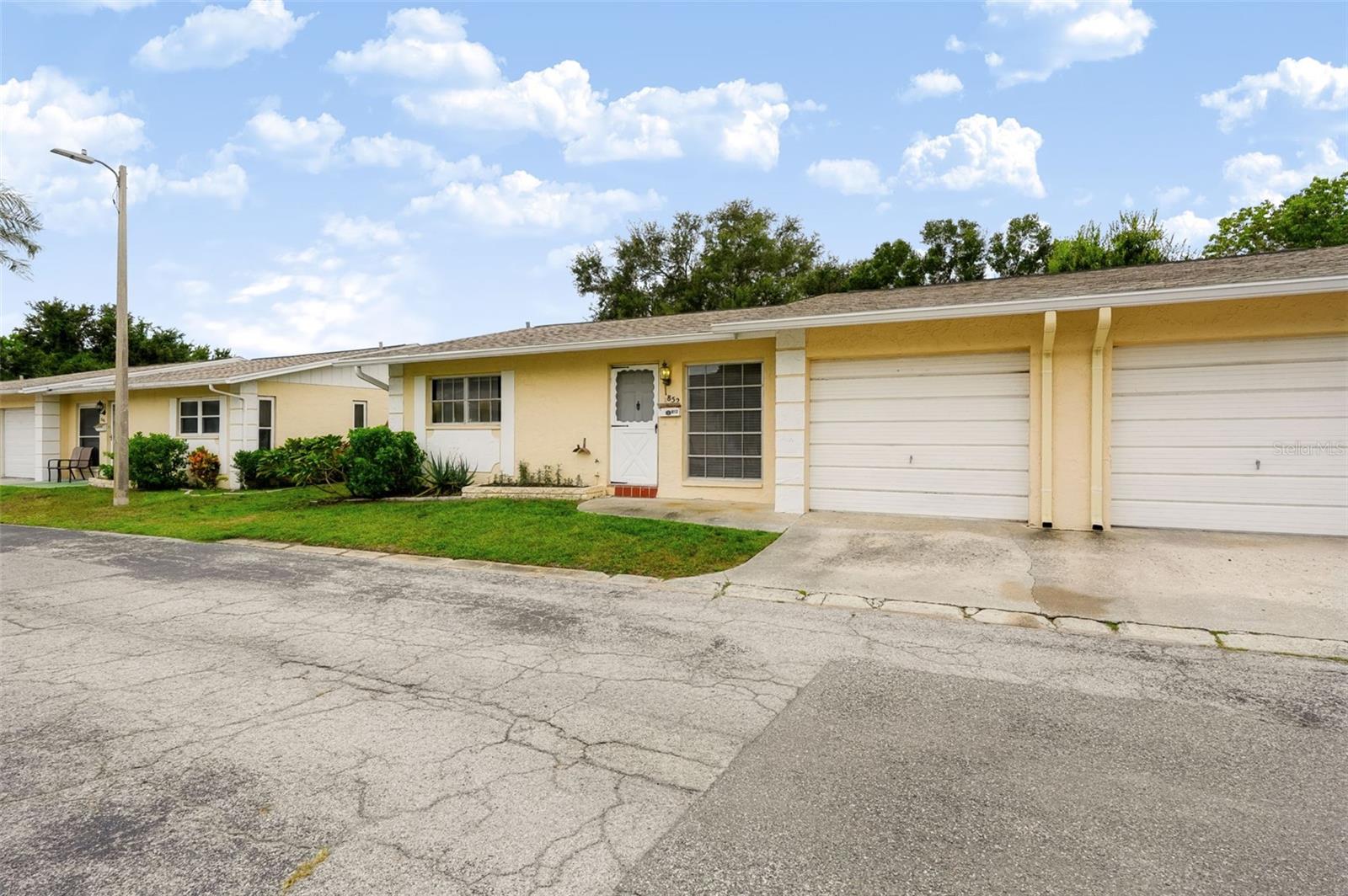 852 OXFORD COURT