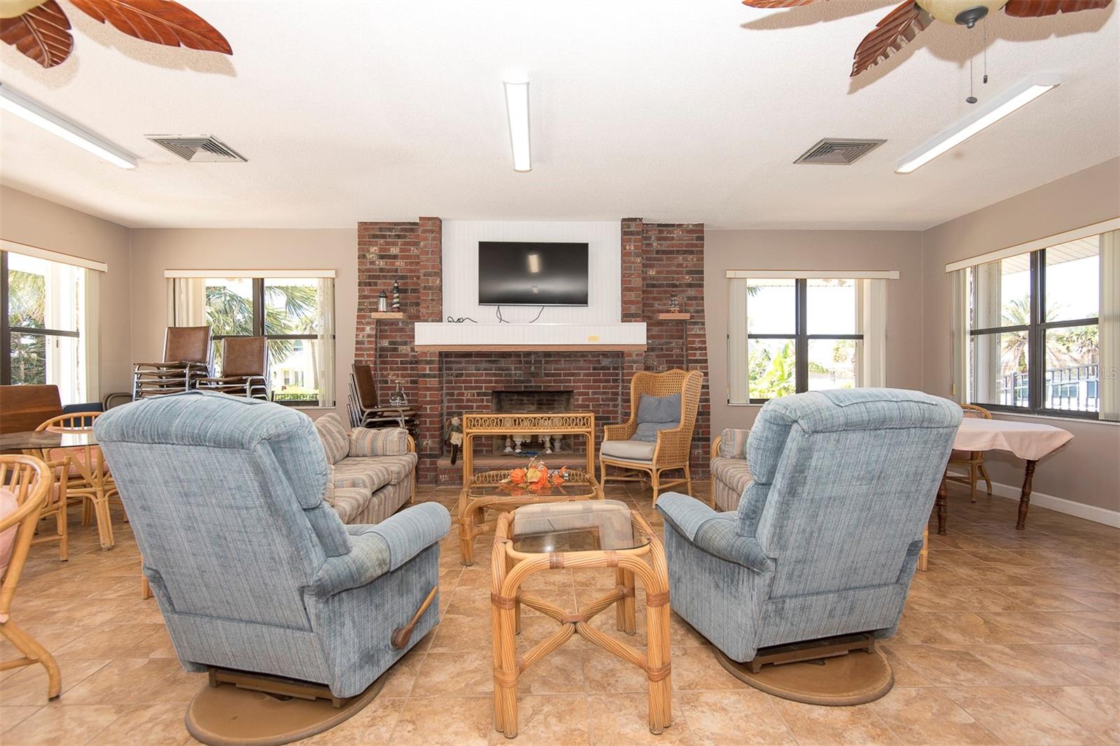 FAIRWIND SHORES CONDO PH 11 - Residential