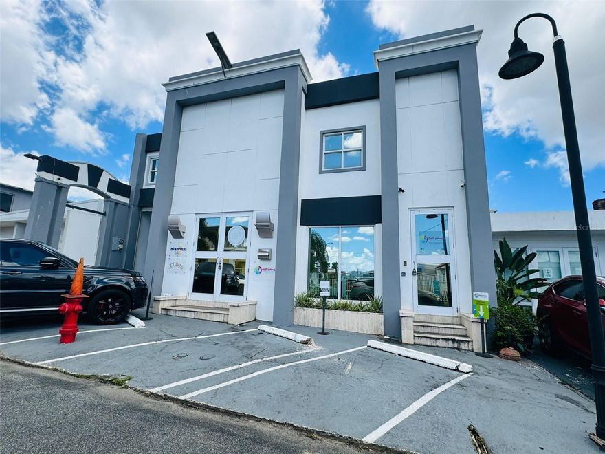 OFFICE FOR RENT in an excellent location.
Located on Acuarela Avenue, right on the Martínez Nadal Expressway, one of the busiest areas in Guaynabo.
Easy access and secure! 

 The property features: 
 Reception area 
 3 office spaces
 1 bathroom
 Kitchen area
 Generator and water tank
 Parking spaces

The perfect location for law firms, engineering offices, medical practices, therapists, and/or administrative offices.