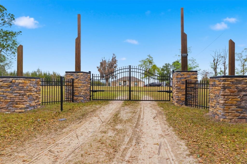 Photo of 27001 Baxter Street, Brooksville, FL 34602 (MLS # W7883144)