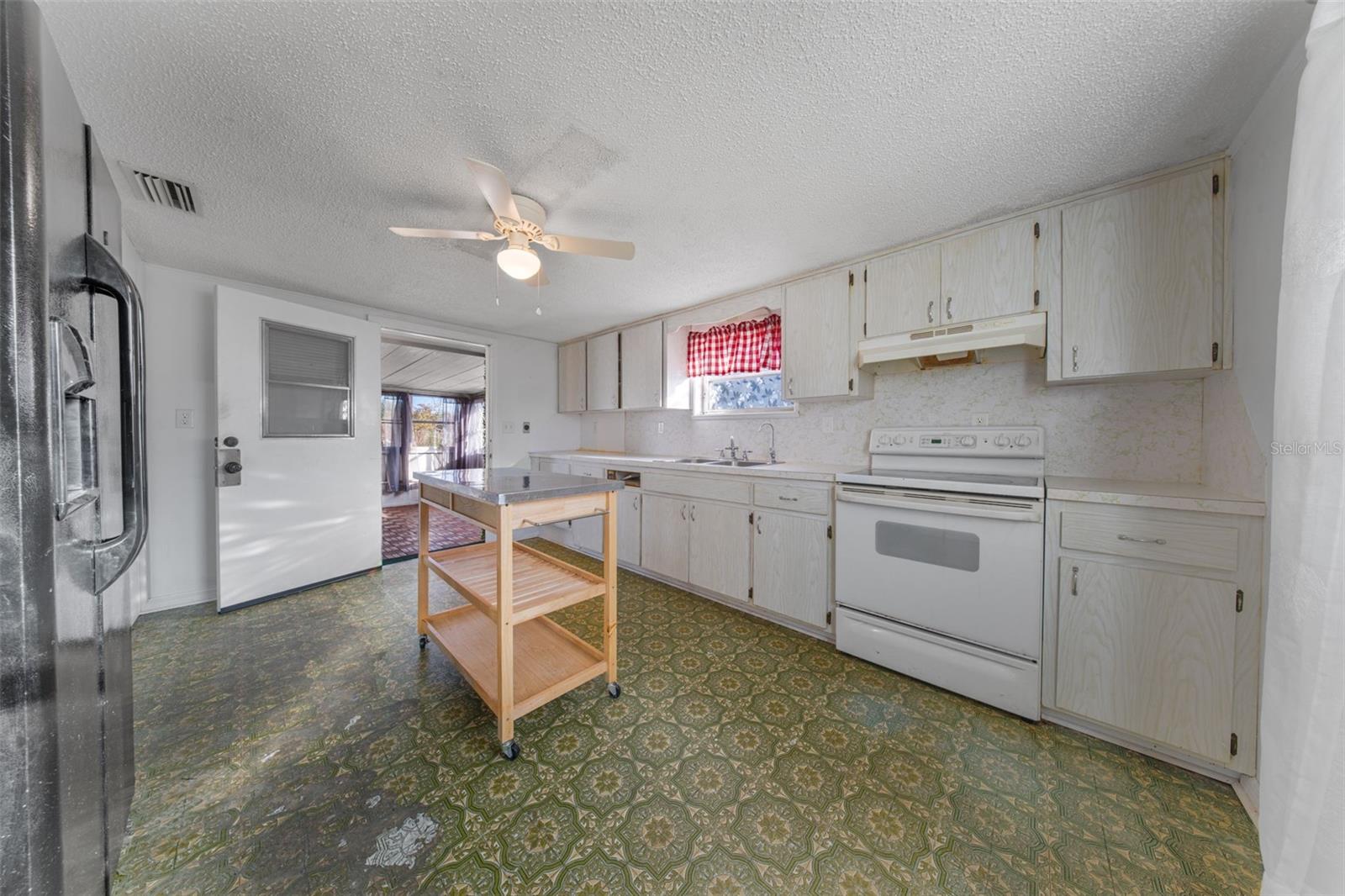 LAKE HELEN BLK 26 W 01/2 FOGLER - Residential