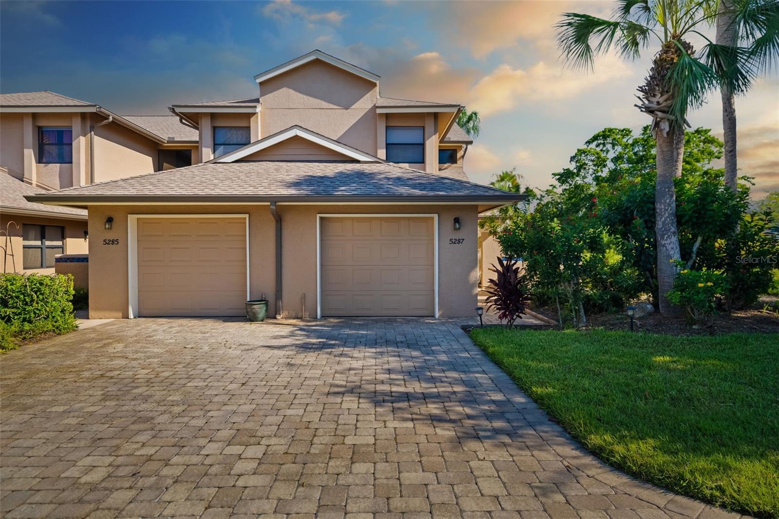 Don't miss this incredible opportunity to own a beautiful 3-bedroom, 2-bath Coach House in the highly sought-after Landings community, perfectly situated on the lake. This end unit offers abundant natural light and expansive lake views, creating a serene living environment.
Meticulously cared for, this home features soaring volume ceilings and an eat-in kitchen. The spacious master suite includes an extended area ideal for a home office or cozy sitting area. Enjoy convenient access to the Landings Swim and Tennis facilities, an expanded fitness center, a heated pool and spa, and a vibrant social calendar. As a resident of The Landings, you'll experience a wealth of exceptional amenities. Stroll along the scenic nature trail that meanders through Florida's lush mangroves to a private, covered dock—perfect for watching boats glide by or launching your kayak for a tranquil paddle. Conveniently located near Sarasota's vibrant downtown, award-winning beaches, and a diverse array of dining options, this community truly offers a lifestyle that can't be beaten. Seize this opportunity and make The Landings your new home!
